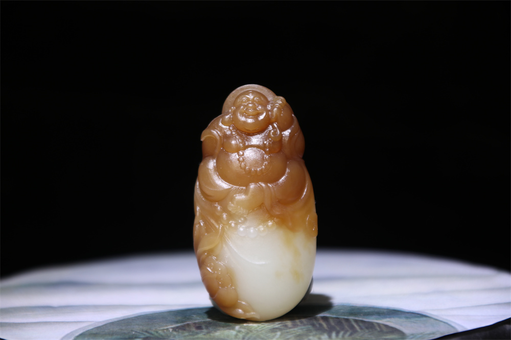 和田玉且末糖白《开心佛》吊坠